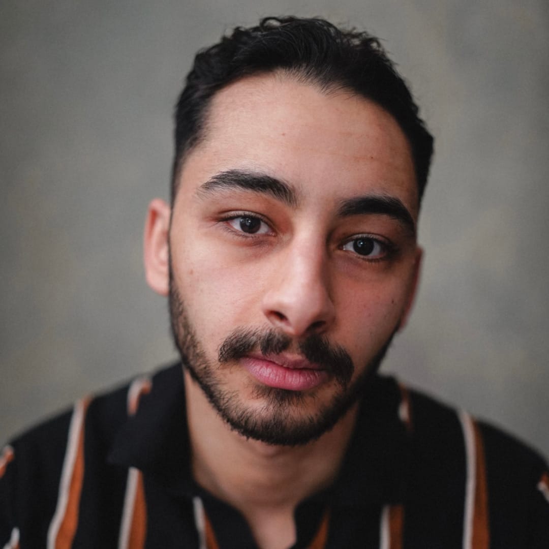 A headshot of actor Alexander Makar.